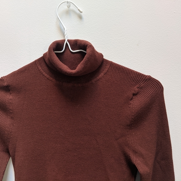 Ribbed brown turtleneck - Picture 3 of 4